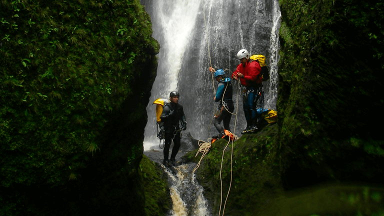 explore-flores-canyonin